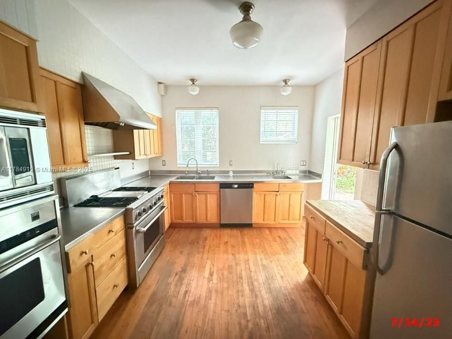 For Sale: $1,700,000 (4 beds, 3 baths, 2881 Square Feet)