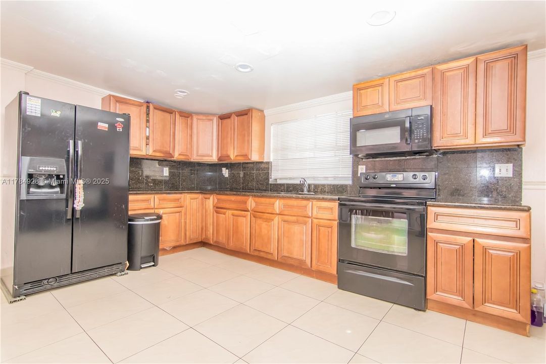 Недавно продано: $470,000 (3 спален, 2 ванн, 1806 Квадратных фут)