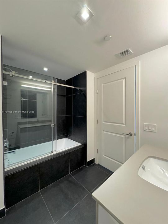 Recently Rented: $3,400 (1 beds, 1 baths, 853 Square Feet)