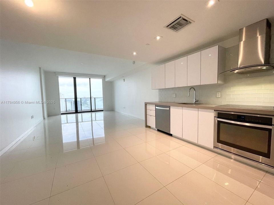 Recently Rented: $2,550 (0 beds, 1 baths, 580 Square Feet)