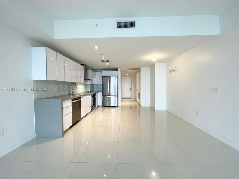 Recently Rented: $2,550 (0 beds, 1 baths, 580 Square Feet)