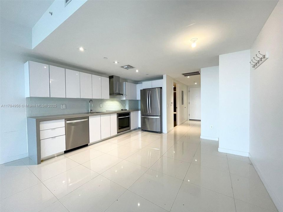 Recently Rented: $2,550 (0 beds, 1 baths, 580 Square Feet)