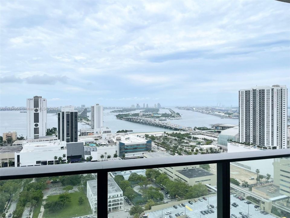 Recently Rented: $2,550 (0 beds, 1 baths, 580 Square Feet)