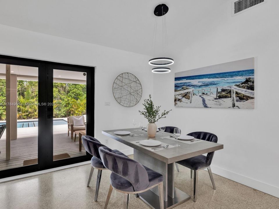 Недавно продано: $949,000 (3 спален, 2 ванн, 1268 Квадратных фут)