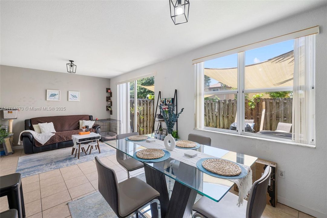 Недавно продано: $354,998 (3 спален, 2 ванн, 1456 Квадратных фут)