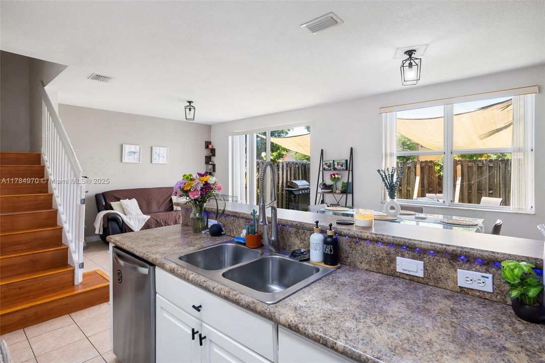 Недавно продано: $354,998 (3 спален, 2 ванн, 1456 Квадратных фут)