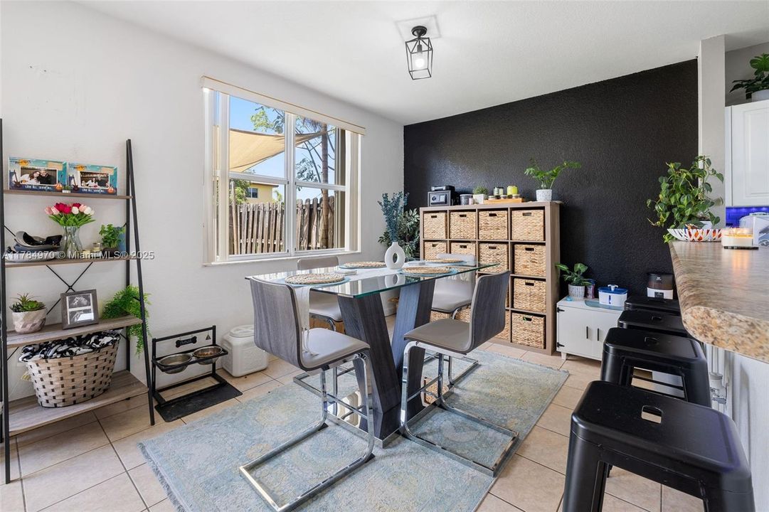 Недавно продано: $354,998 (3 спален, 2 ванн, 1456 Квадратных фут)