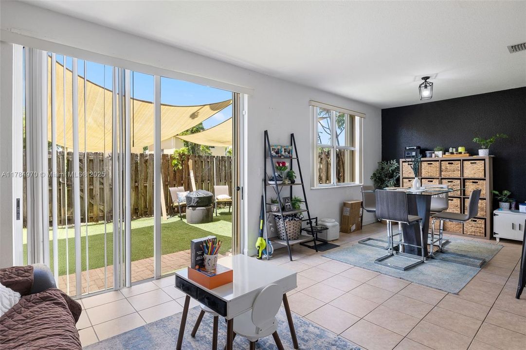 Недавно продано: $354,998 (3 спален, 2 ванн, 1456 Квадратных фут)