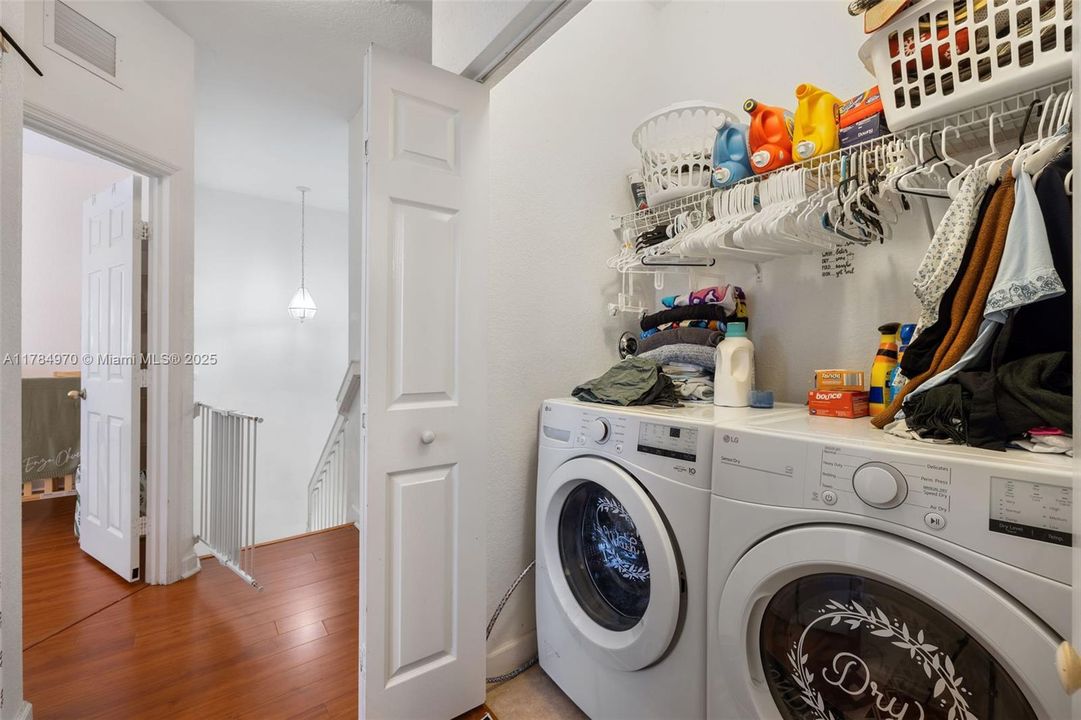 Недавно продано: $354,998 (3 спален, 2 ванн, 1456 Квадратных фут)