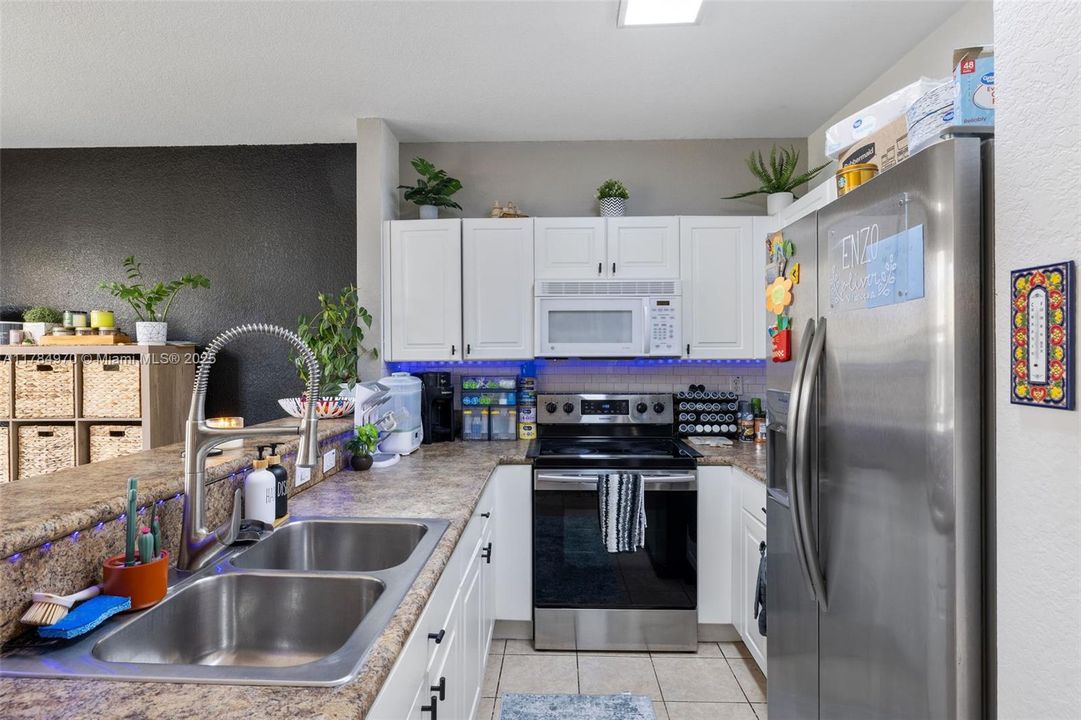 Недавно продано: $354,998 (3 спален, 2 ванн, 1456 Квадратных фут)