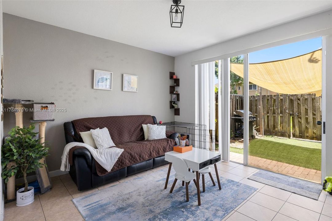 Недавно продано: $354,998 (3 спален, 2 ванн, 1456 Квадратных фут)