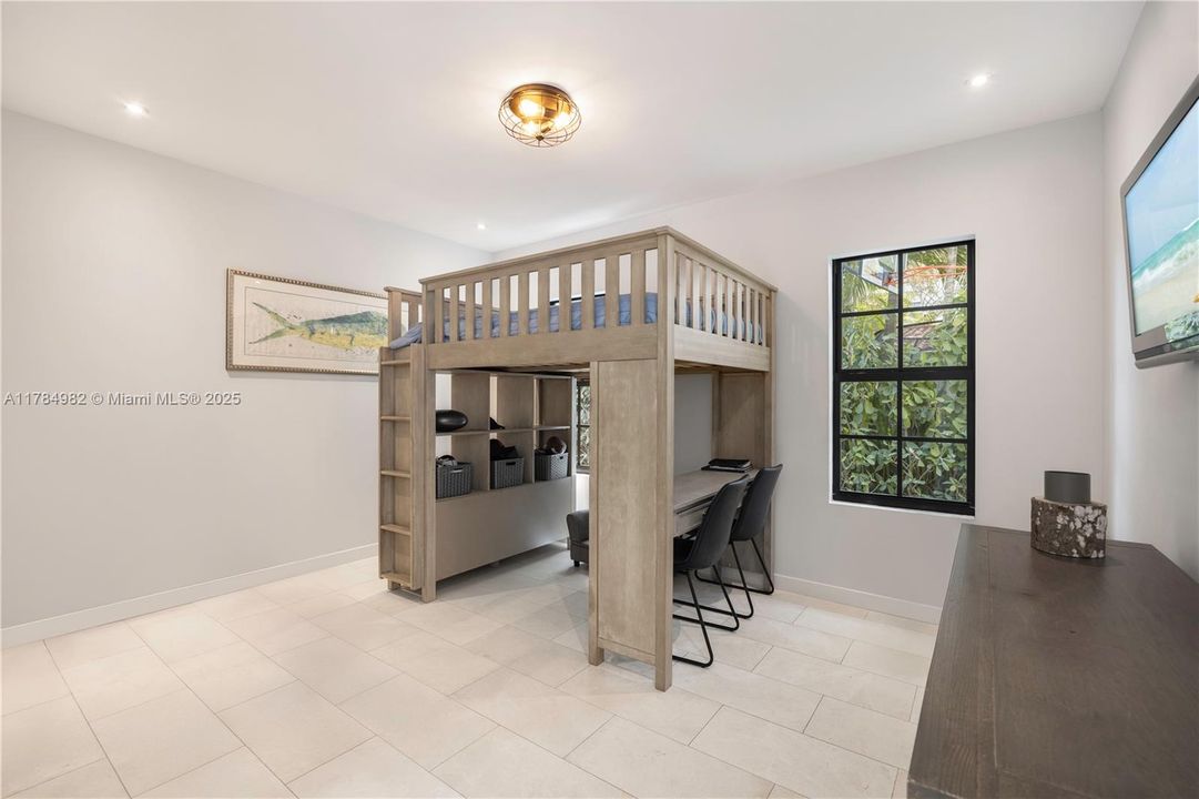 Недавно продано: $3,525,000 (5 спален, 5 ванн, 3502 Квадратных фут)