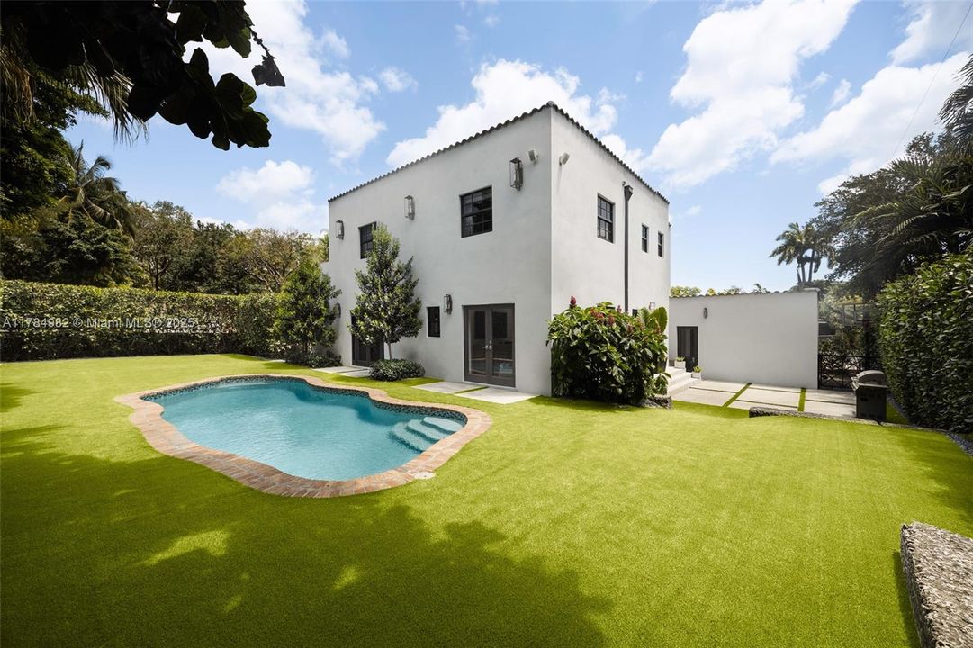 Недавно продано: $3,525,000 (5 спален, 5 ванн, 3502 Квадратных фут)