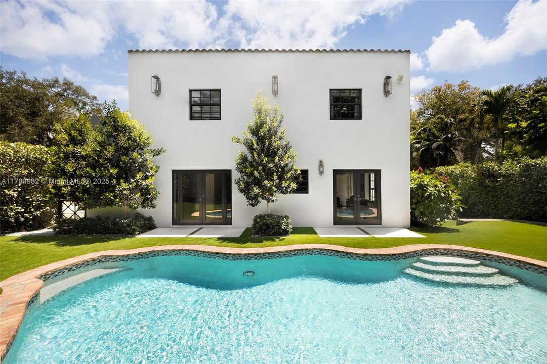 Недавно продано: $3,525,000 (5 спален, 5 ванн, 3502 Квадратных фут)