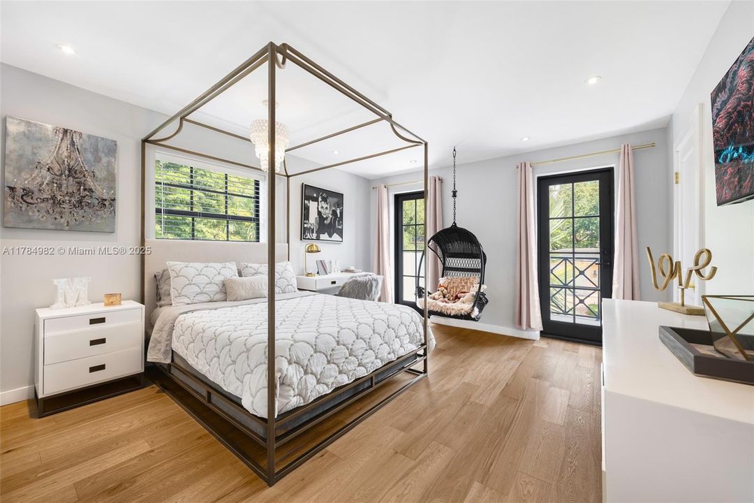 Недавно продано: $3,525,000 (5 спален, 5 ванн, 3502 Квадратных фут)