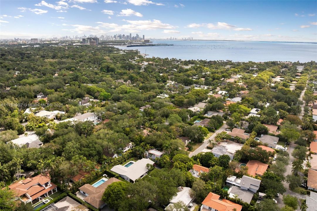 Недавно продано: $3,525,000 (5 спален, 5 ванн, 3502 Квадратных фут)