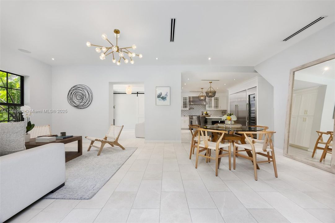 Недавно продано: $3,525,000 (5 спален, 5 ванн, 3502 Квадратных фут)