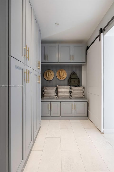 Недавно продано: $3,525,000 (5 спален, 5 ванн, 3502 Квадратных фут)