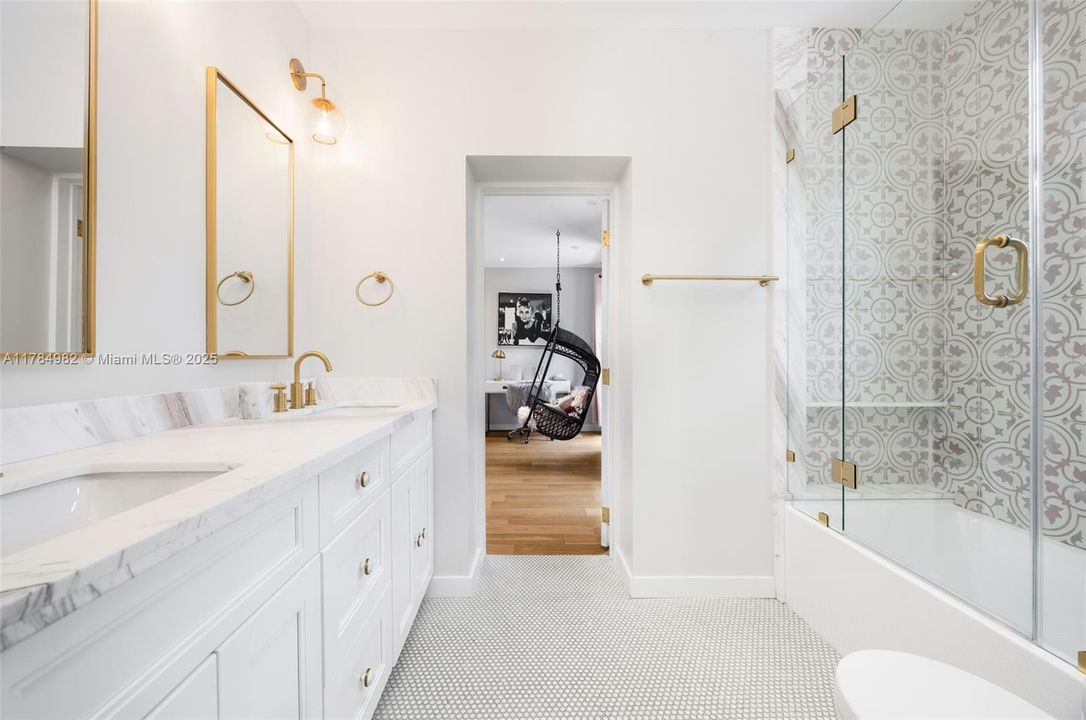 Недавно продано: $3,525,000 (5 спален, 5 ванн, 3502 Квадратных фут)