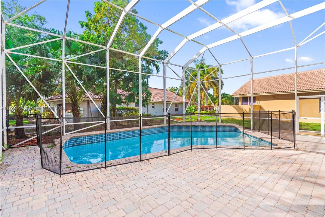 最近售出: $814,900 (4 贝兹, 3 浴室, 2753 平方英尺)