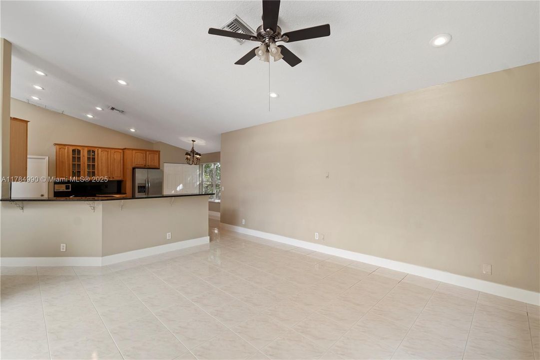 最近售出: $814,900 (4 贝兹, 3 浴室, 2753 平方英尺)