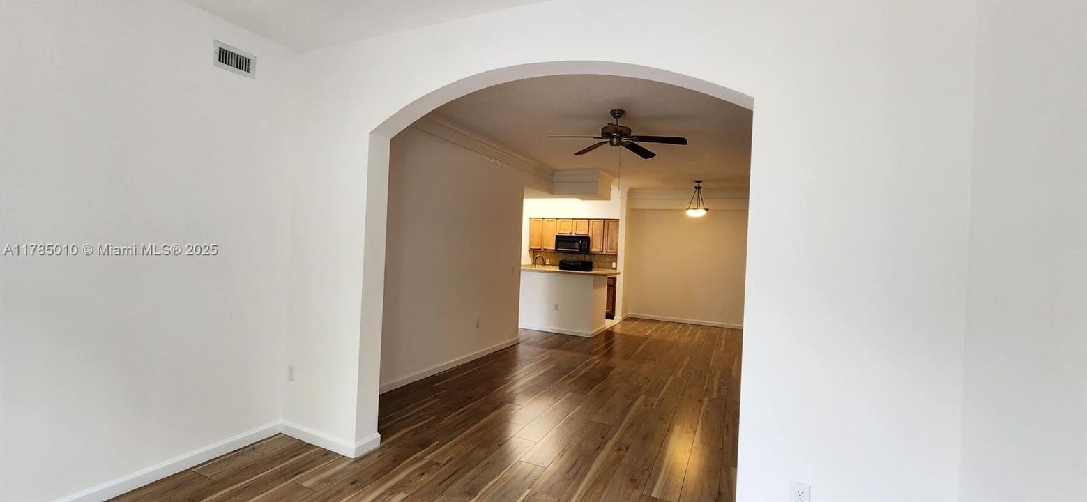 最近租的: $2,400 (3 贝兹, 2 浴室, 1348 平方英尺)