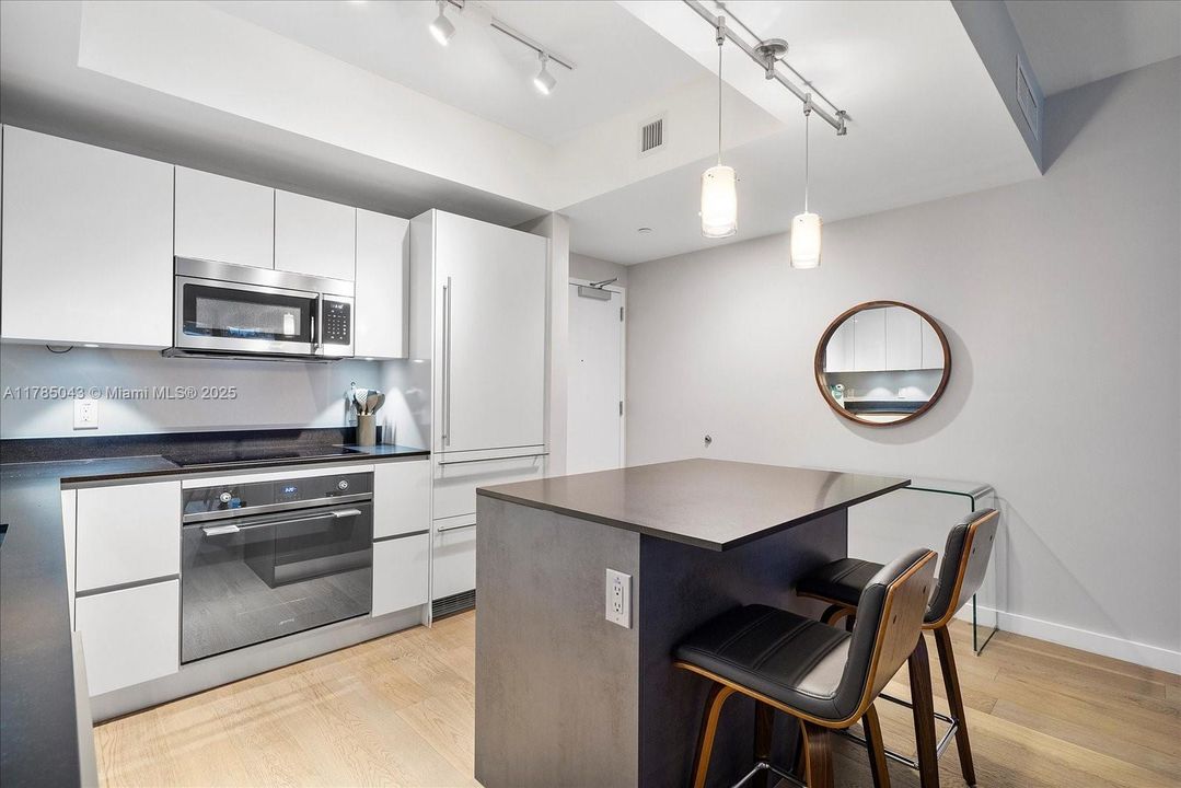 最近租的: $5,650 (2 贝兹, 2 浴室, 970 平方英尺)