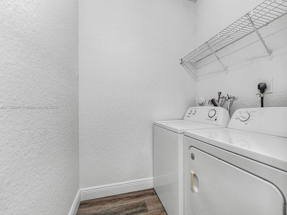 Vendido Recientemente: $379,900 (4 camas, 3 baños, 1965 Pies cuadrados)