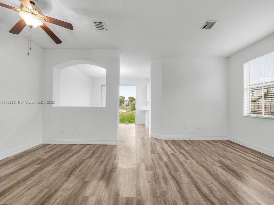 Vendido Recientemente: $379,900 (4 camas, 3 baños, 1965 Pies cuadrados)