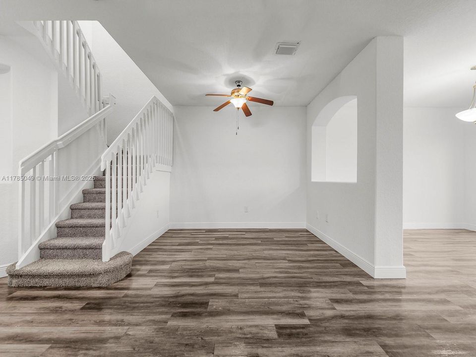 Vendido Recientemente: $379,900 (4 camas, 3 baños, 1965 Pies cuadrados)