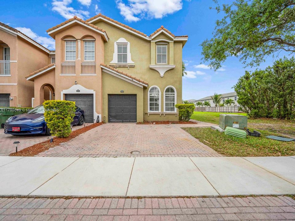 Vendido Recientemente: $379,900 (4 camas, 3 baños, 1965 Pies cuadrados)