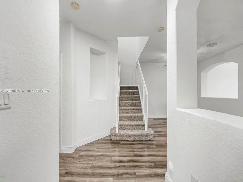 Vendido Recientemente: $379,900 (4 camas, 3 baños, 1965 Pies cuadrados)