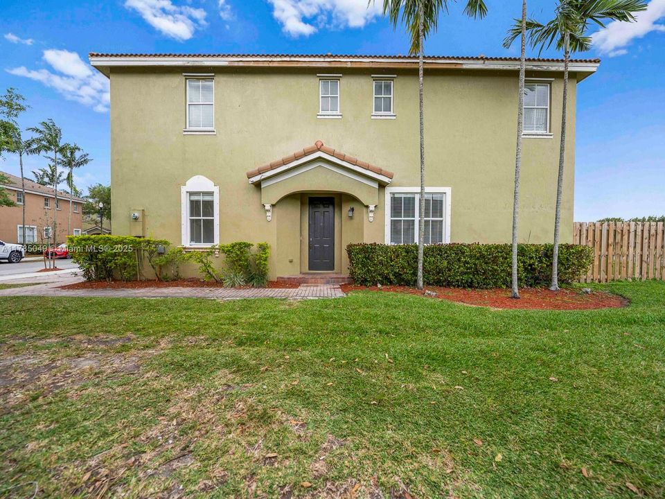 Vendido Recientemente: $379,900 (4 camas, 3 baños, 1965 Pies cuadrados)