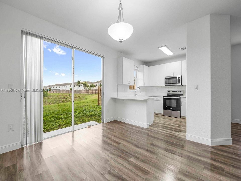 Vendido Recientemente: $379,900 (4 camas, 3 baños, 1965 Pies cuadrados)