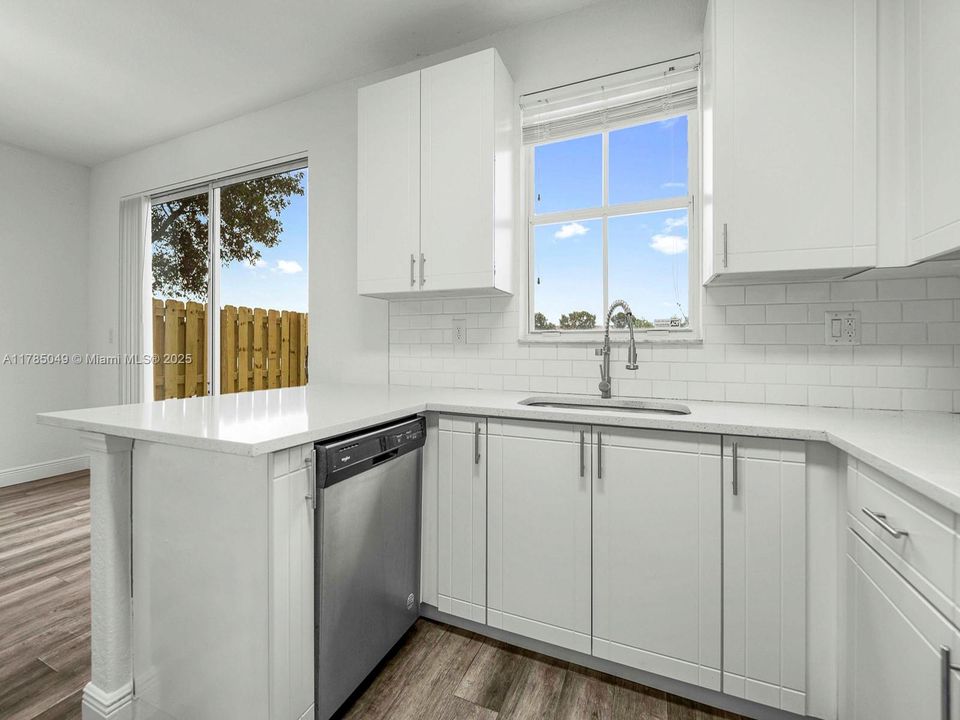 Vendido Recientemente: $379,900 (4 camas, 3 baños, 1965 Pies cuadrados)