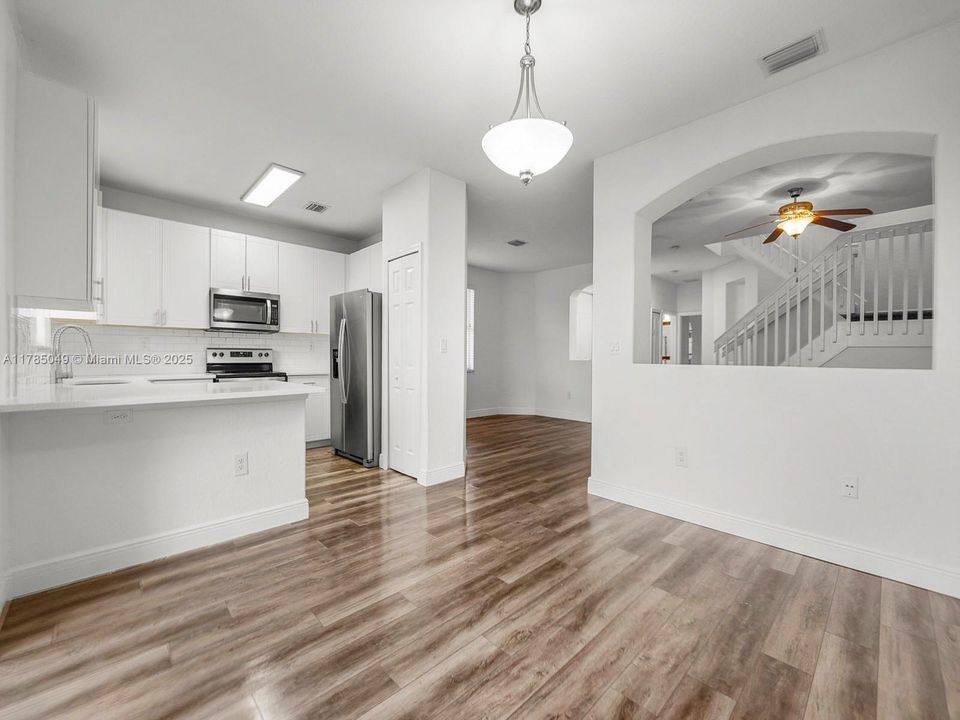 Vendido Recientemente: $379,900 (4 camas, 3 baños, 1965 Pies cuadrados)