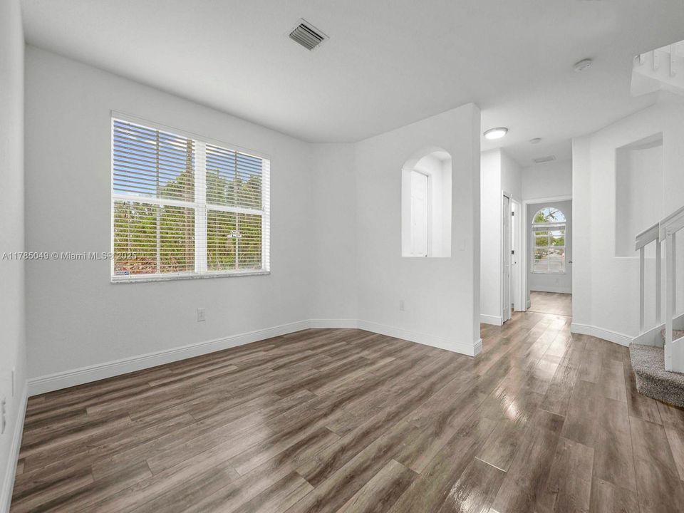 Vendido Recientemente: $379,900 (4 camas, 3 baños, 1965 Pies cuadrados)