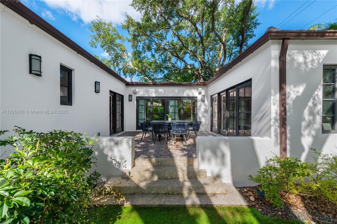 Recently Sold: $1,850,000 (3 beds, 3 baths, 2186 Square Feet)