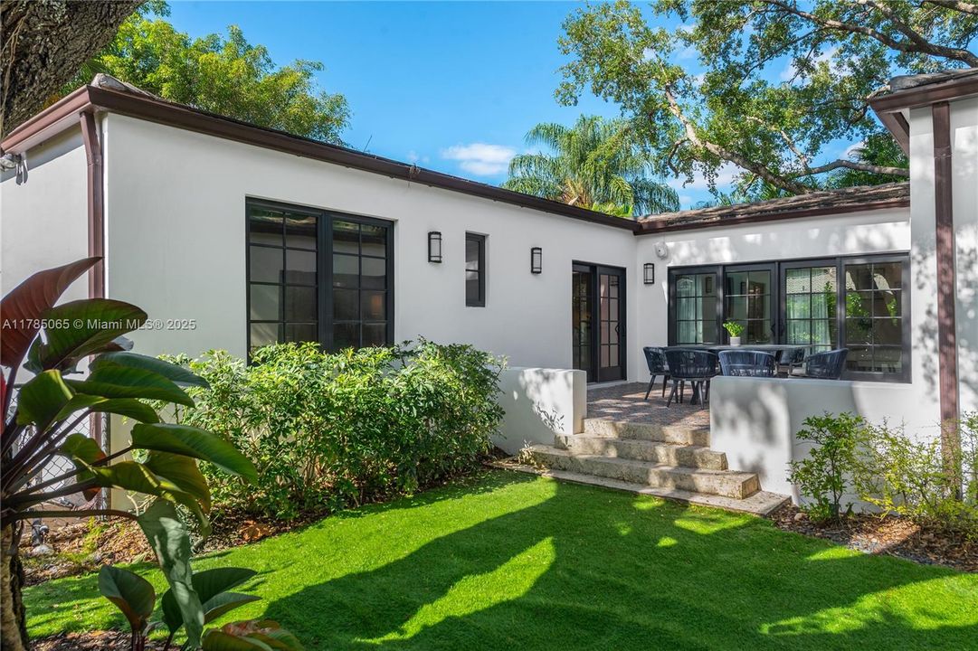 Recently Sold: $1,850,000 (3 beds, 3 baths, 2186 Square Feet)
