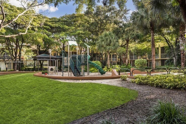 出租: $2,728 (2 贝兹, 2 浴室, 1198 平方英尺)