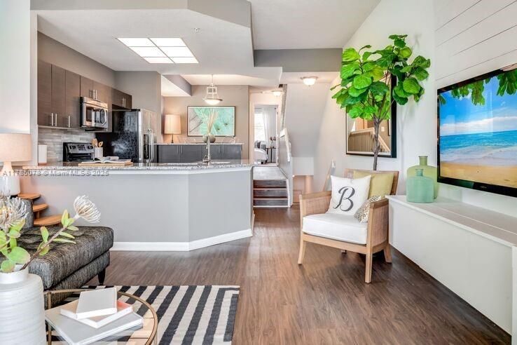 出租: $3,697 (3 贝兹, 3 浴室, 1448 平方英尺)