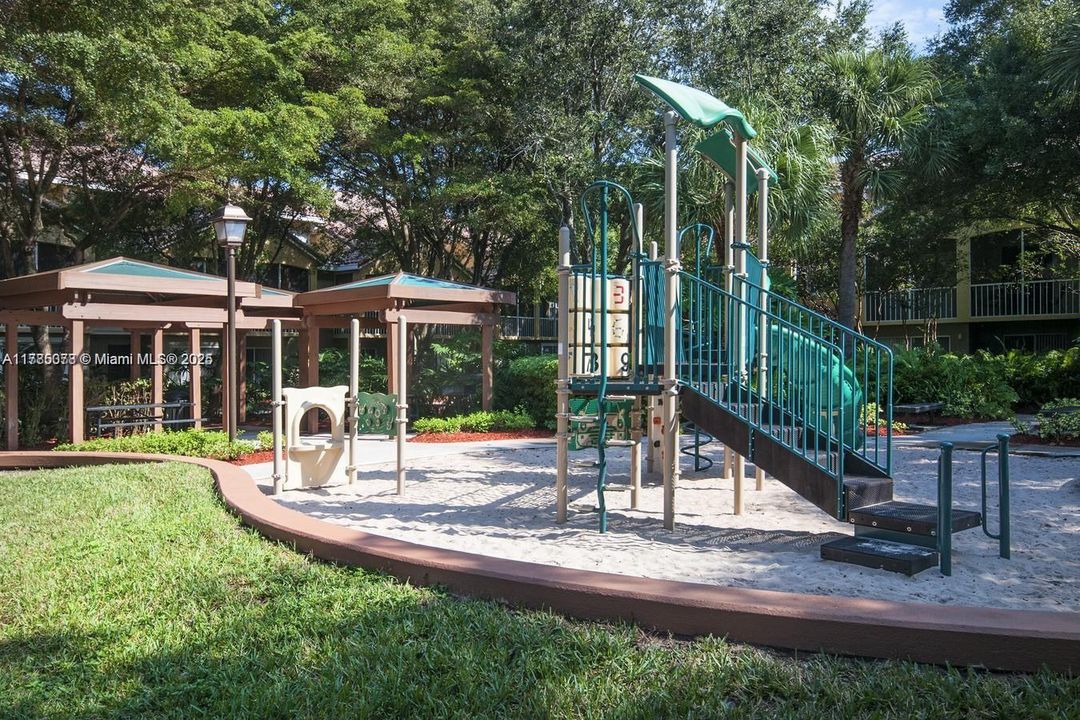 出租: $3,697 (3 贝兹, 3 浴室, 1448 平方英尺)