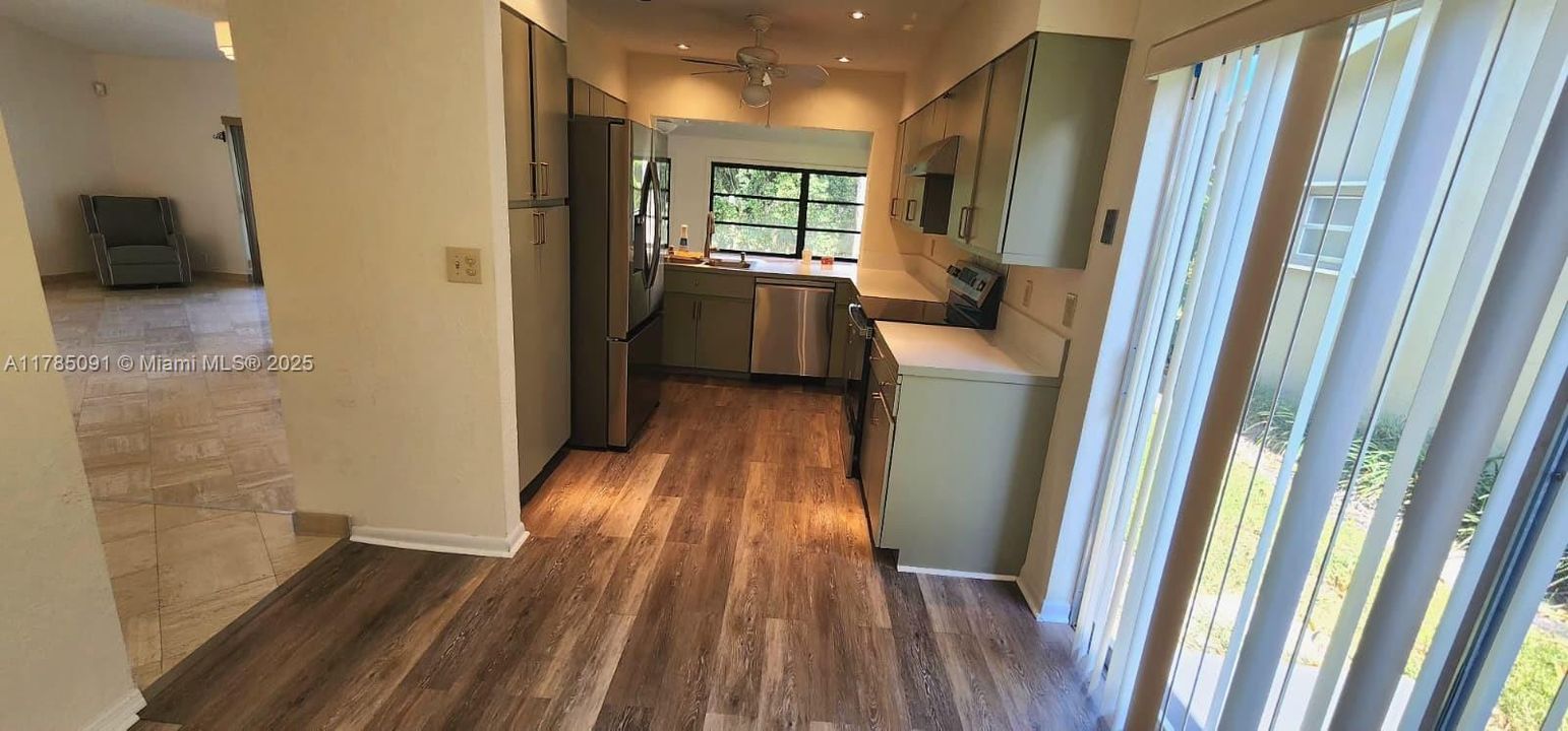 Под контрактом: $499,000 (3 спален, 2 ванн, 1658 Квадратных фут)