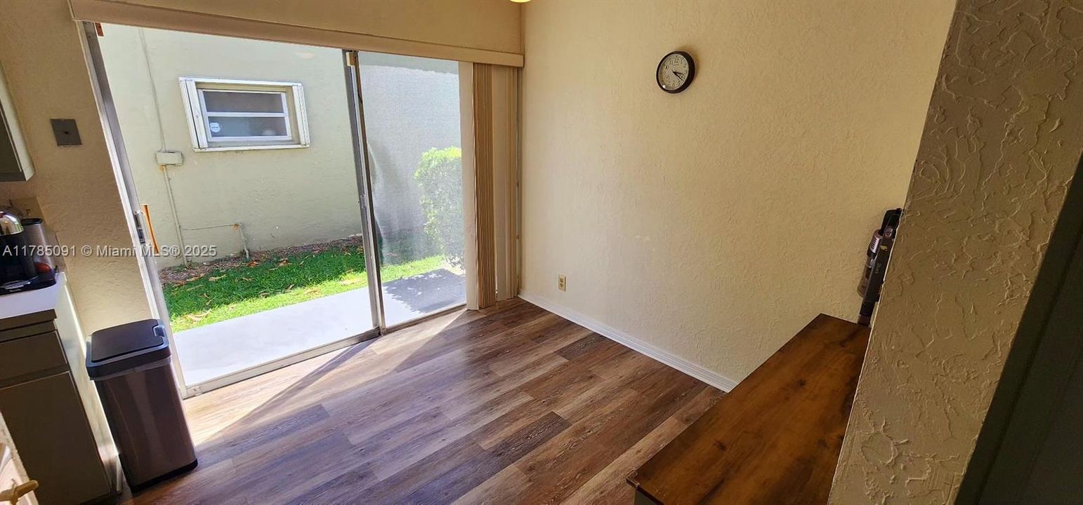 Под контрактом: $499,000 (3 спален, 2 ванн, 1658 Квадратных фут)