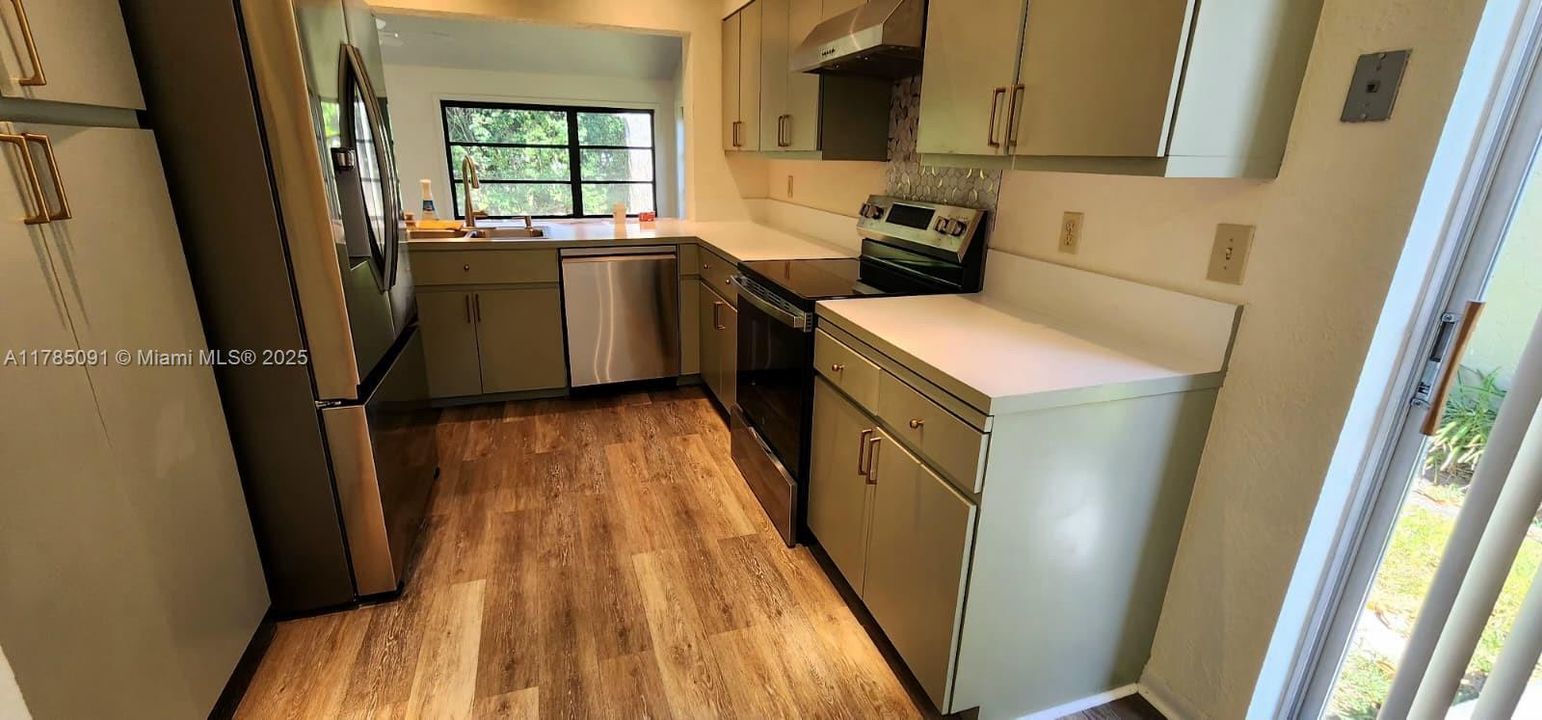 Под контрактом: $499,000 (3 спален, 2 ванн, 1658 Квадратных фут)