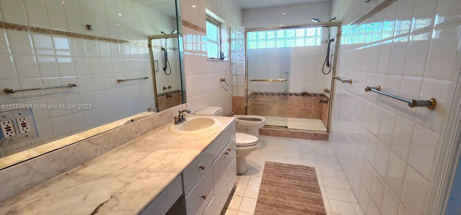 Под контрактом: $499,000 (3 спален, 2 ванн, 1658 Квадратных фут)