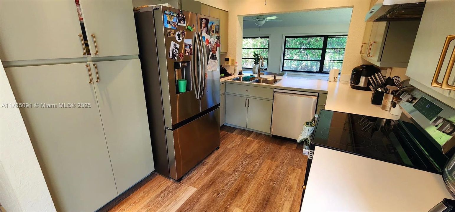 Под контрактом: $499,000 (3 спален, 2 ванн, 1658 Квадратных фут)