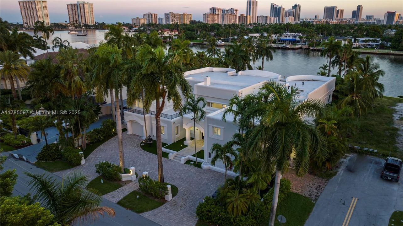 For Sale: $8,995,000 (8 beds, 6 baths, 6718 Square Feet)