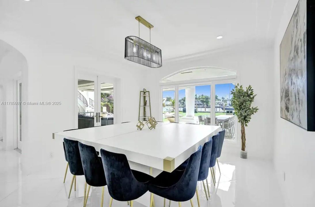 For Sale: $8,995,000 (8 beds, 6 baths, 6718 Square Feet)