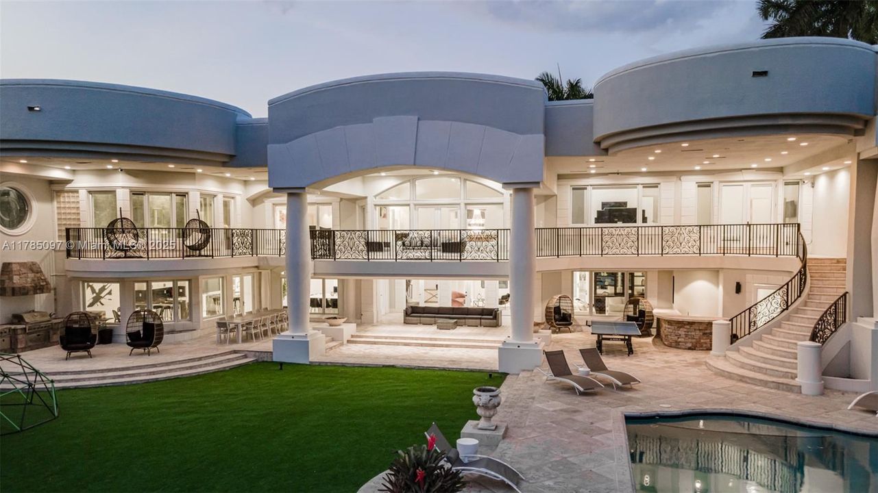 For Sale: $8,995,000 (8 beds, 6 baths, 6718 Square Feet)